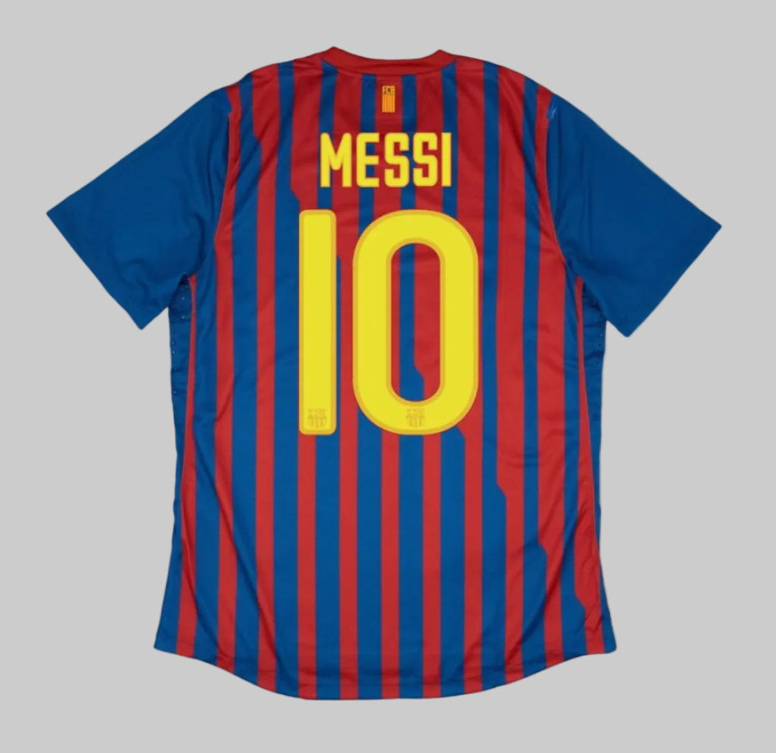 Dorsal oficial Messi 10 en tipografía amarilla de utilería, temporada 2011-12, sobre jersey Authentic Match local del FC Barcelona.