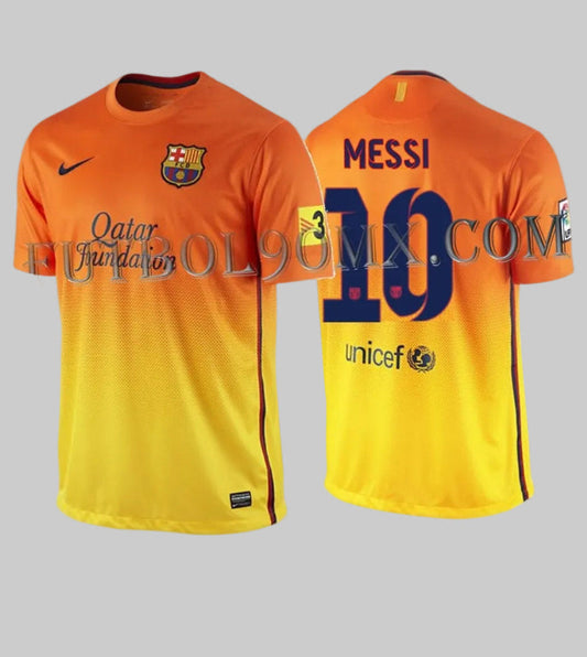Vista frontal y posterior del jersey Nike Lionel Messi FC Barcelona de visitante 2012/13 (Ref. 478326-815) disponible en Futbol90MX, destacando el llamativo diseño degradado de naranja a amarillo y la personalización de Messi 10