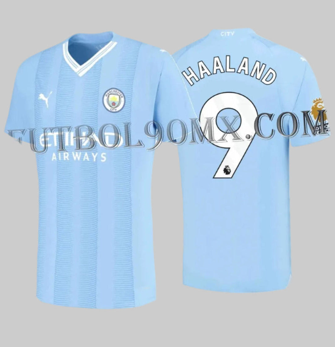 Vista frontal y posterior del jersey Authentic Match con personalización oficial de la Premier League con el nombre HAALAND y el número 9 en tipografía blanca en el jersey local del Manchester City Puma 770437 01