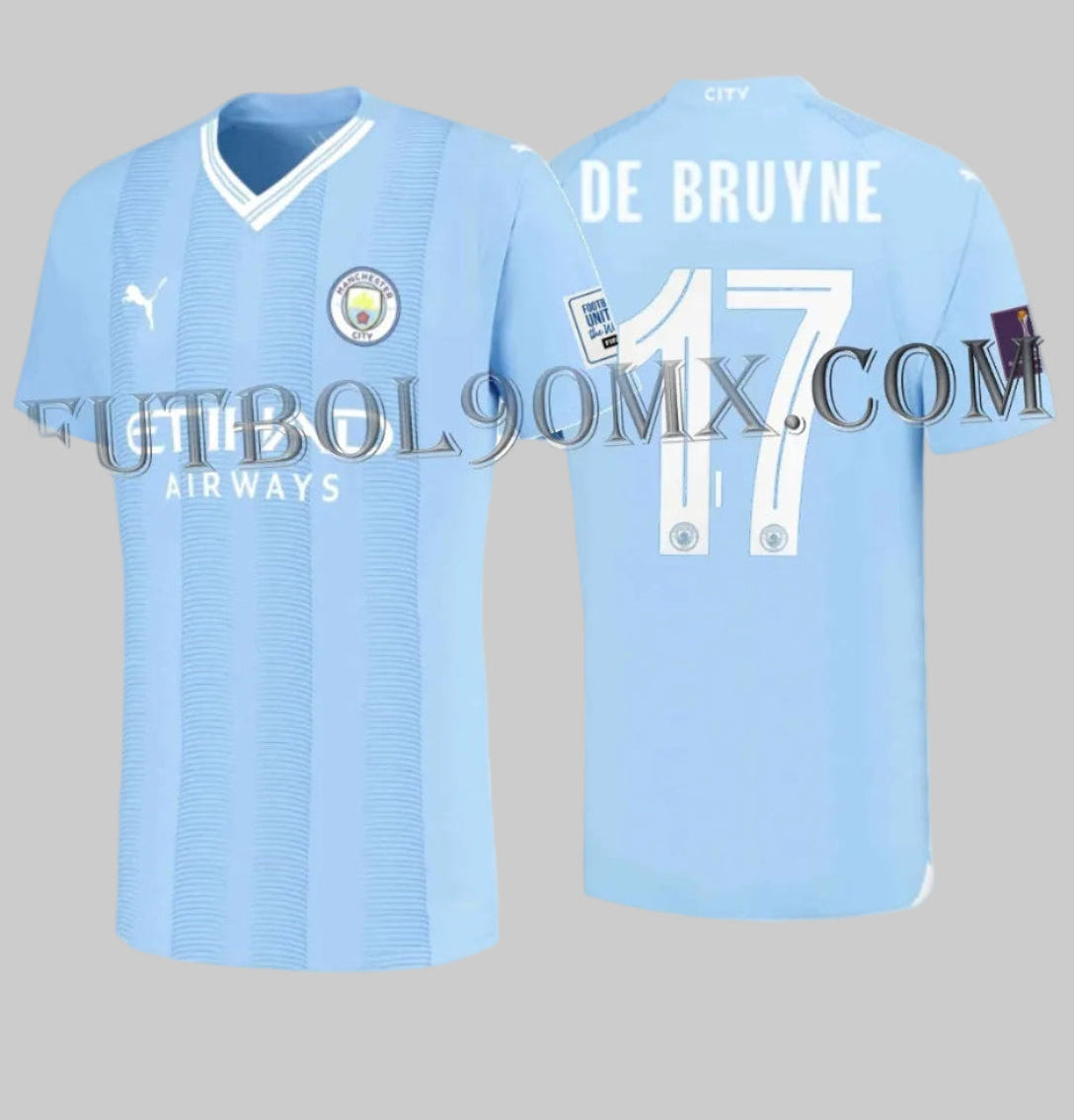 Jersey Authentic Match del Manchester City con dorsal oficial del Mundial de Clubes FIFA 2023, con el nombre DE BRUYNE y el número 17 en tipografía exclusiva y parches para este torneo internacional Puma 770437 01