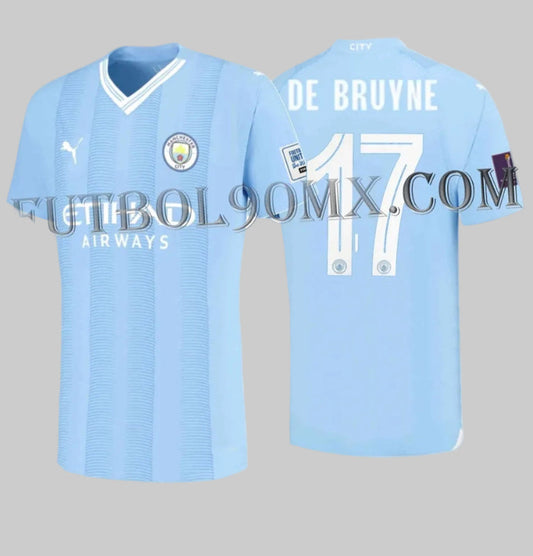Jersey Authentic Match del Manchester City con dorsal oficial del Mundial de Clubes FIFA 2023, con el nombre DE BRUYNE y el número 17 en tipografía exclusiva y parches para este torneo internacional Puma 770437 01