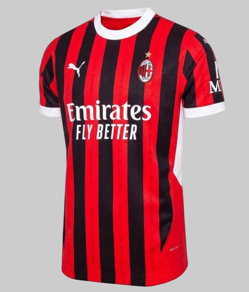Vista frontal ligeramente angulada del jersey Puma AC Milan Authentic Match de casa 2024/25 (Ref. 774949 01) con tecnología ULTRAWEAVE, disponible en la Historical Archive Boutique de Futbol90MX