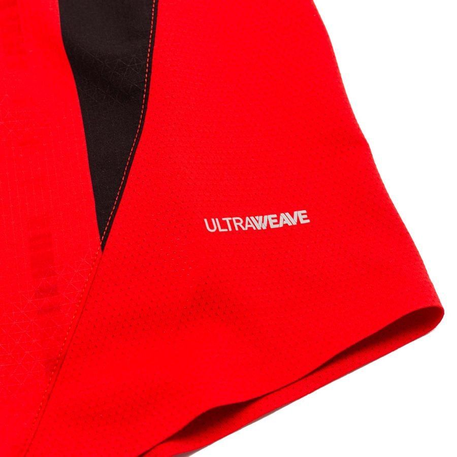 Detalle de la estructura textil ultraligera con tecnología ULTRAWEAVE en el jersey Puma AC Milan Authentic Match de Casa 2024/25 (Ref. 774949 01) en Futbol90MX