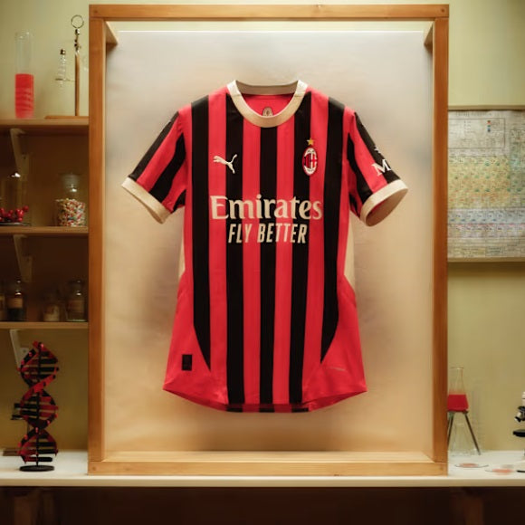 Fotografía de campaña oficial del AC Milan portando la equipación Authentic Match Local conmemorativa del 125 aniversario (Ref. 774949 01) en Futbol90MX