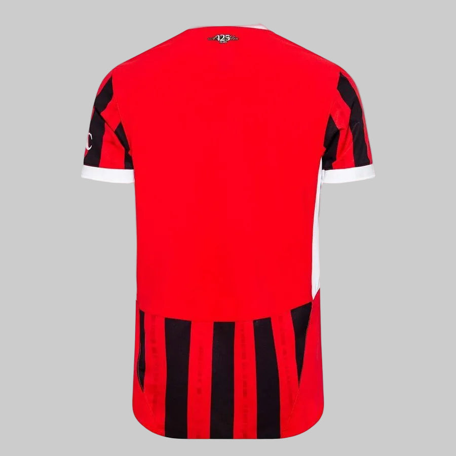 Vista posterior completa del jersey Puma AC Milan Authentic Match Local 2024/25 (Ref. 774949 01) con el parche conmemorativo del 125 aniversario en la nuca en Futbol90MX.