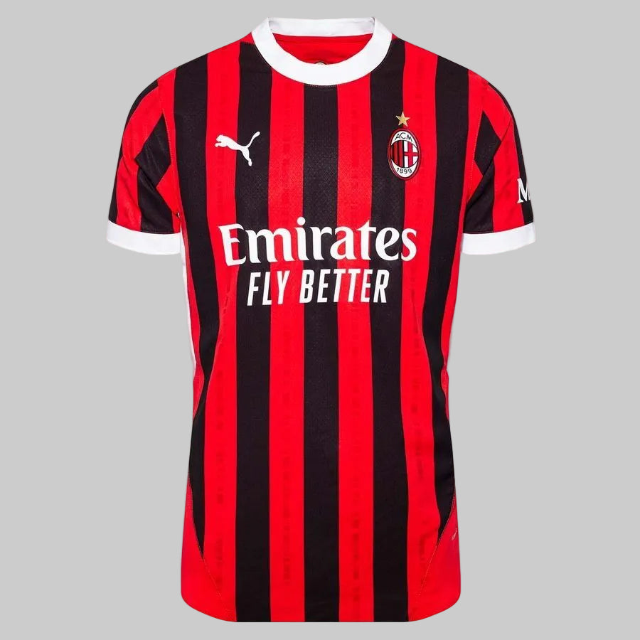 Vista frontal completa de la versión de jugador Authentic Match del jersey Puma AC Milan Local 2024/25 (Ref. 774949 01) mostrando termosellados y franjas rossoneras, stock Futbol90MX.
