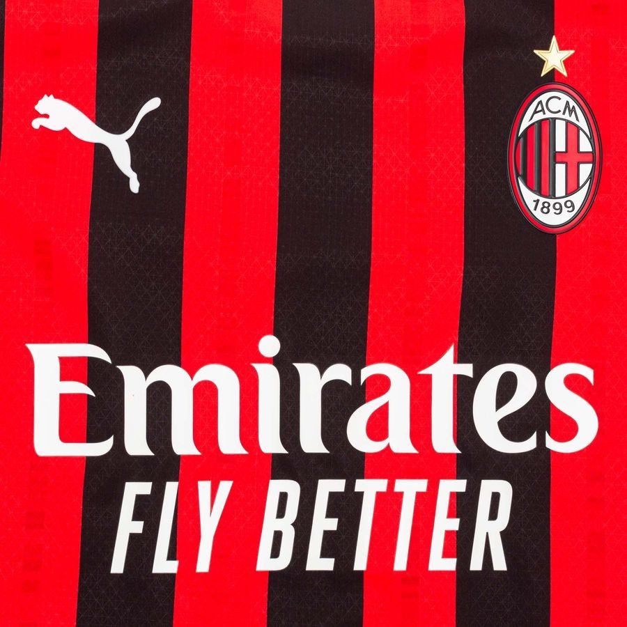 Acercamiento al pecho del jersey Puma AC Milan Authentic Match de Casa 2024/25 (Ref. 774949 01) destacando el escudo termosellado, el felino de Puma y el patrocinador Emirates Fly Better en Futbol90MX.