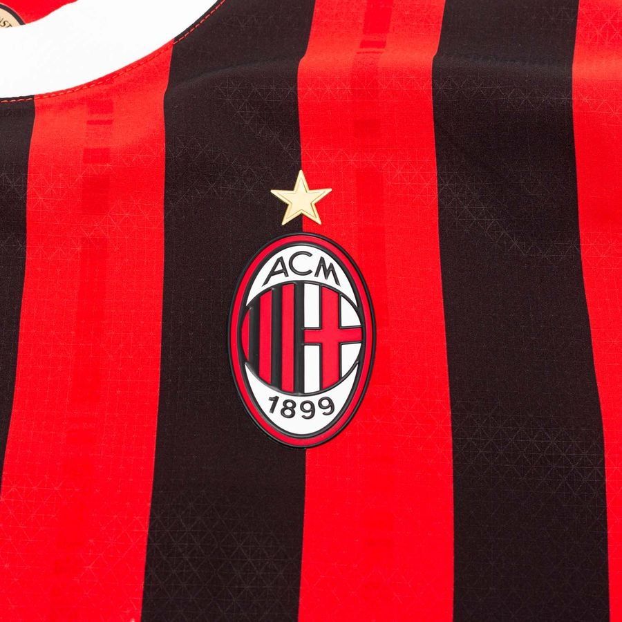 Detalle en primer plano del escudo oficial termosellado con la estrella dorada en el jersey Puma AC Milan Authentic Match de Casa 2024/25 (Ref. 774949 01) en Futbol90MX
