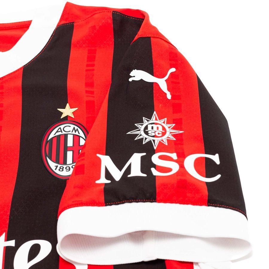Primer plano de la manga izquierda del jersey Puma AC Milan Authentic Match de Casa 2024/25 (Ref. 774949 01) mostrando el patrocinador de manga MSC, el felino de Puma y el escudo oficial en Futbol90MX.