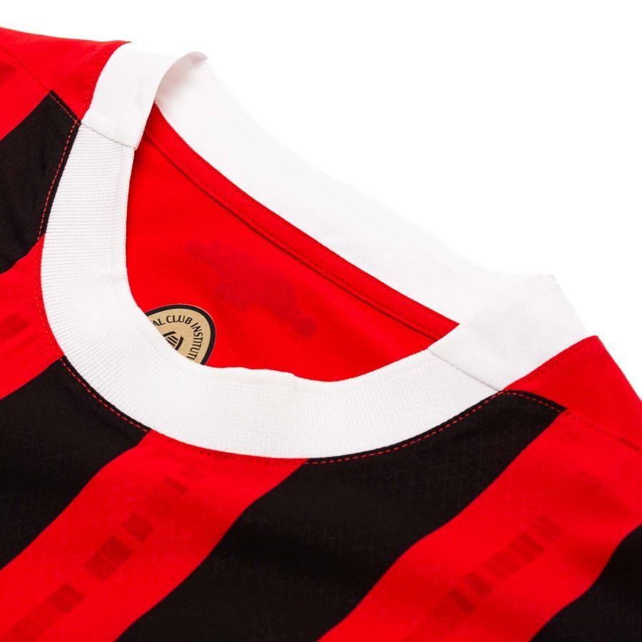 Vista en ángulo del cuello blanco acanalado del jersey Puma AC Milan Authentic Match Local 2024/25 (Ref. 774949 01) con el sello interno "Social Club Institution" en Futbol90MX.