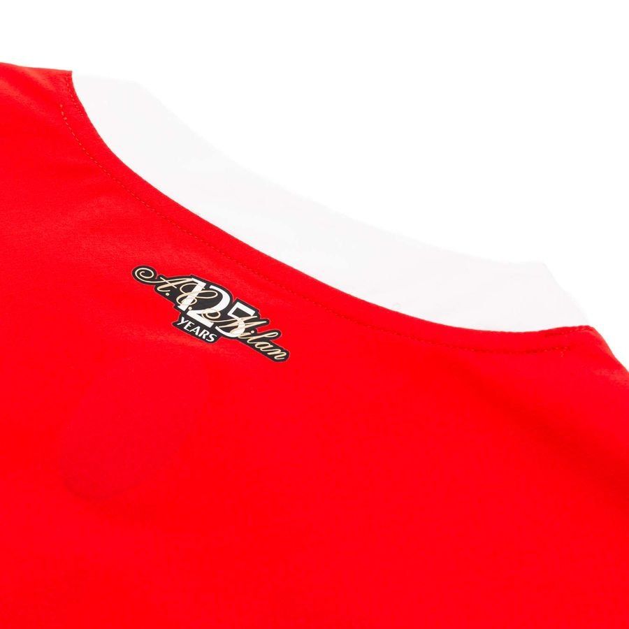 Primer plano del sello conmemorativo del 125 aniversario en la nuca posterior del jersey Puma AC Milan Authentic Match Local 2024/25 (Ref. 774949 01) en Futbol90MX