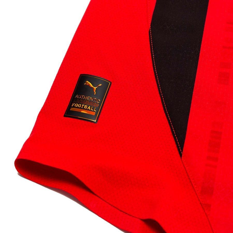 Detalle de la etiqueta oficial de autenticidad de grado jugador situada en el dobladillo inferior del jersey Puma AC Milan Authentic Match de Casa 2024/25 (Ref. 774949 01) en Futbol90MX