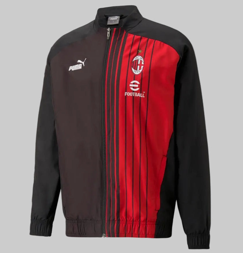 Chamarra AC Milan 2023 en formato invisible con vista frontal angulada, resaltando el diseño asimétrico en negro y rojo Tango Red con tecnología dryCELL de PUMA.