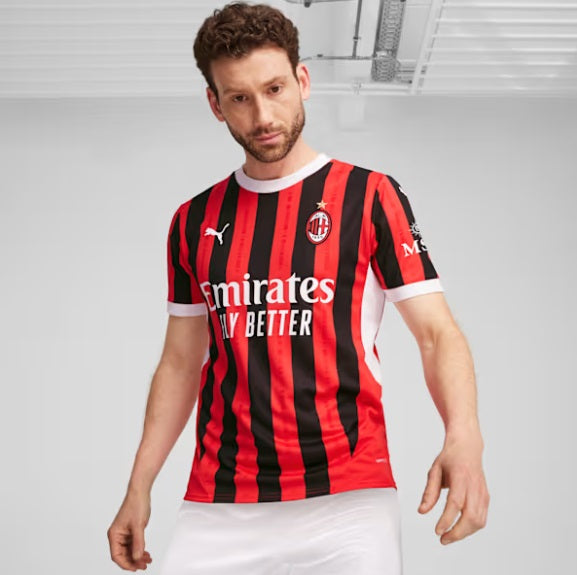 Modelo vistiendo de frente el jersey Puma AC Milan de casa 2024/25 (Ref. 774979 01), destacando el ajuste estilizado y las icónicas rayas rossoneras en Futbol90MX
