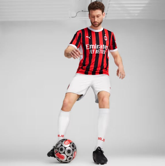 Fotografía de campaña oficial del AC Milan luciendo la equipación de casa conmemorativa del 125 aniversario (Ref. 774979 01) en Futbol90MX