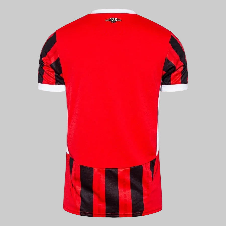 Vista posterior completa del jersey Puma AC Milan de casa 2024/25 (Ref. 774979 01) con el parche conmemorativo del 125 aniversario en la nuca en Futbol90MX
