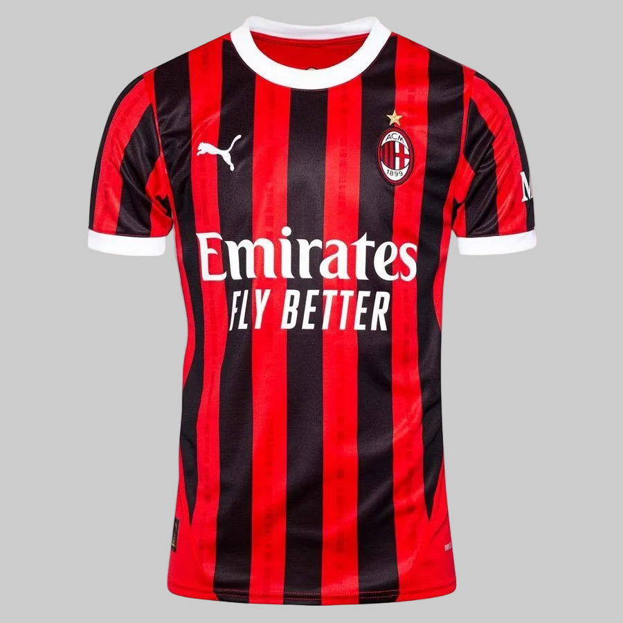 Vista frontal completa del jersey Puma AC Milan titular 2024/25 (Ref. 774979 01) mostrando el logotipo Emirates Fly Better y el escudo oficial en Futbol90MX