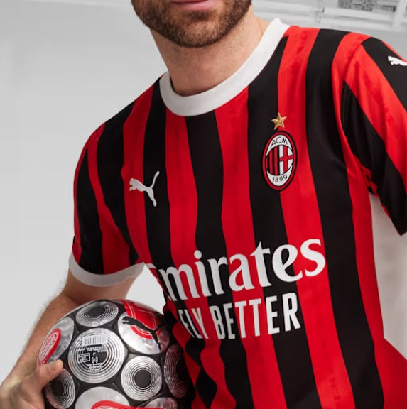 Primer plano de modelo luciendo el jersey Puma AC Milan de casa 2024/25 (Ref. 774979 01) mientras sostiene un balón de fútbol oficial en Futbol90MX