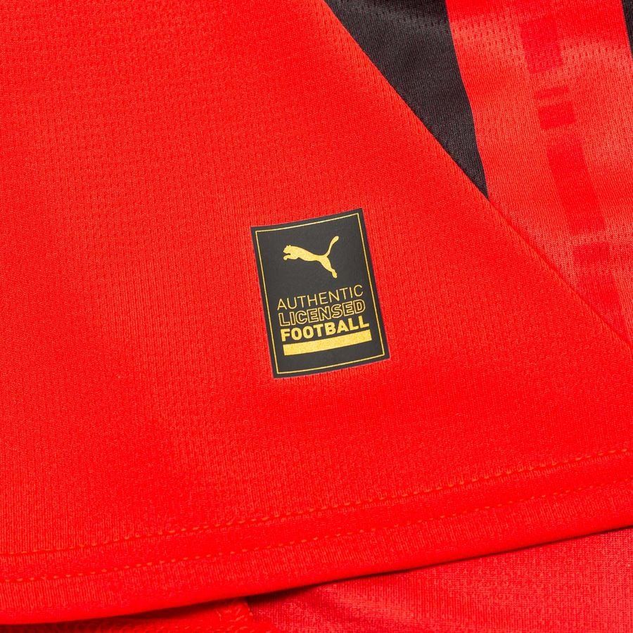 Detalle de la etiqueta de autenticidad dryCELL en el dobladillo inferior del jersey Puma AC Milan 2024/25 (Ref. 774979 01) en Futbol90MX
