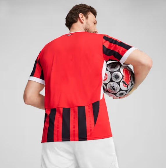 Vista posterior de modelo portando el jersey Puma AC Milan 2024/25 (Ref. 774979 01) en la Historical Archive Boutique de Futbol90MX
