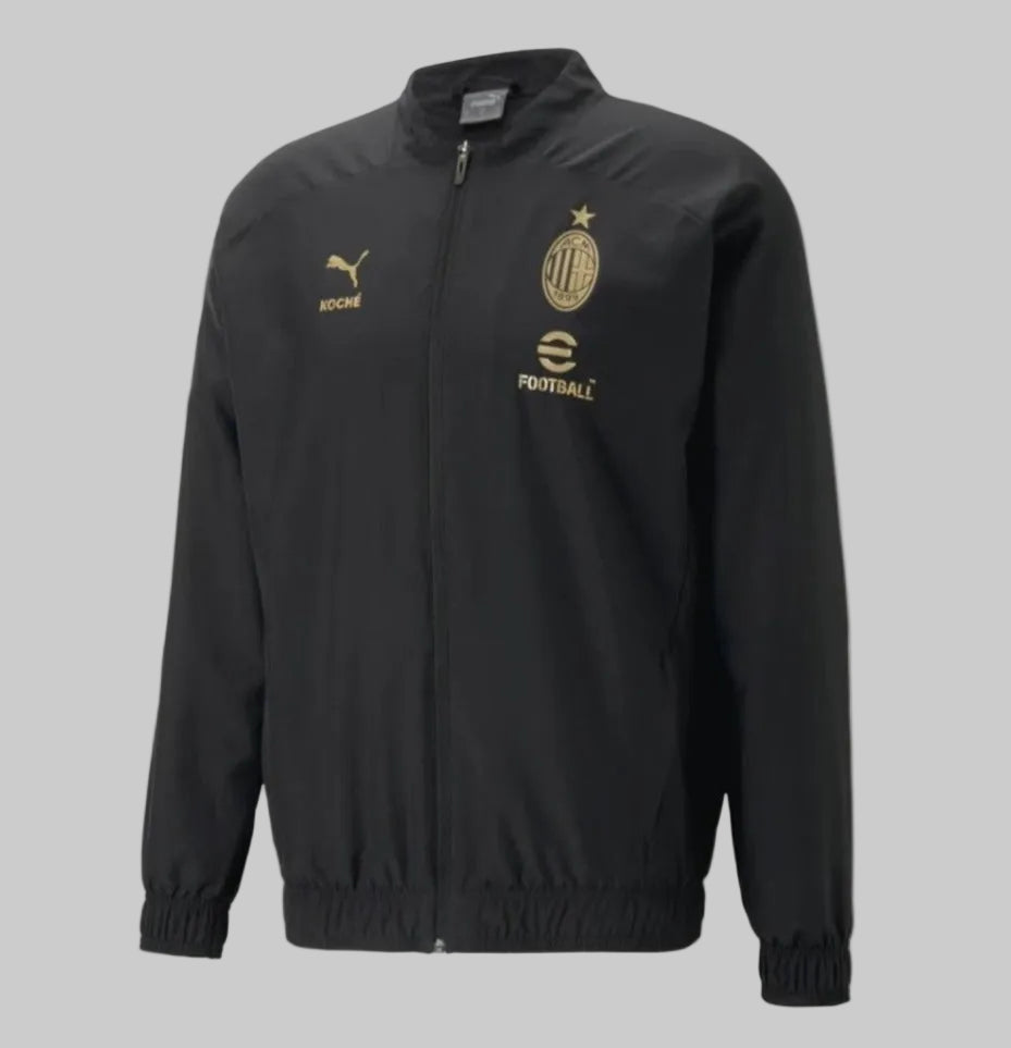 Chamarra de entrenamiento AC Milan x KOCHÉ 2023 en color Puma Black, resaltando los logotipos dorados metálicos de AC Milan, PUMA y la casa de moda parisina KOCHÉ sobre tejido técnico dryCELL SKU: 773401 04