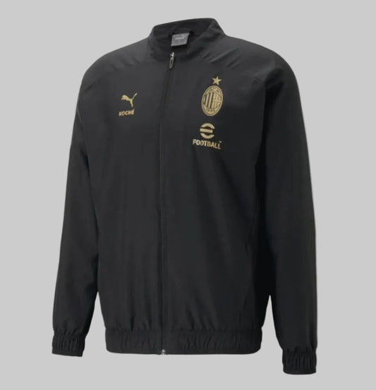 Chamarra de entrenamiento AC Milan x KOCHÉ 2023 en color Puma Black, resaltando los logotipos dorados metálicos de AC Milan, PUMA y la casa de moda parisina KOCHÉ sobre tejido técnico dryCELL SKU: 773401 04