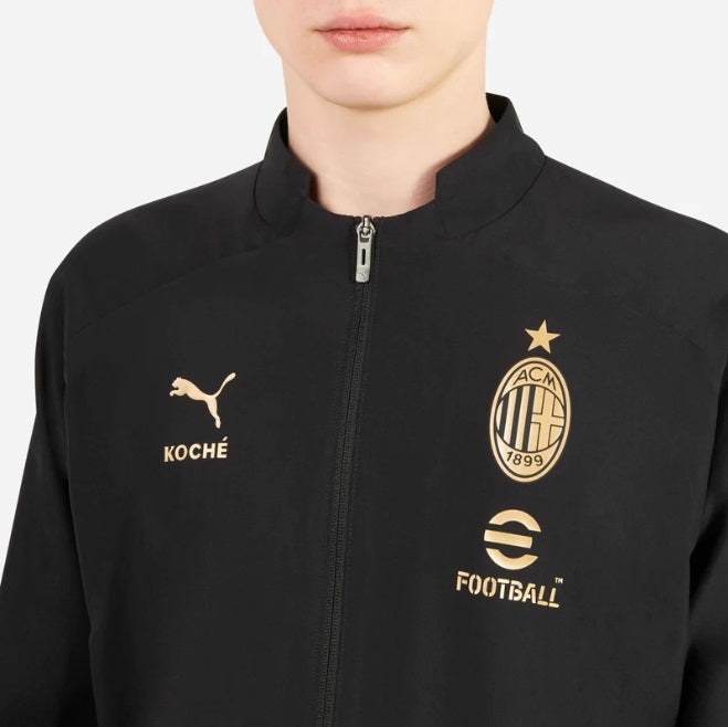 Detalle del cuello tipo bomber de perfil bajo y cierre central de la chamarra AC Milan x KOCHÉ, mostrando la integridad del tejido de alto rendimiento y el acabado de alta costura.
