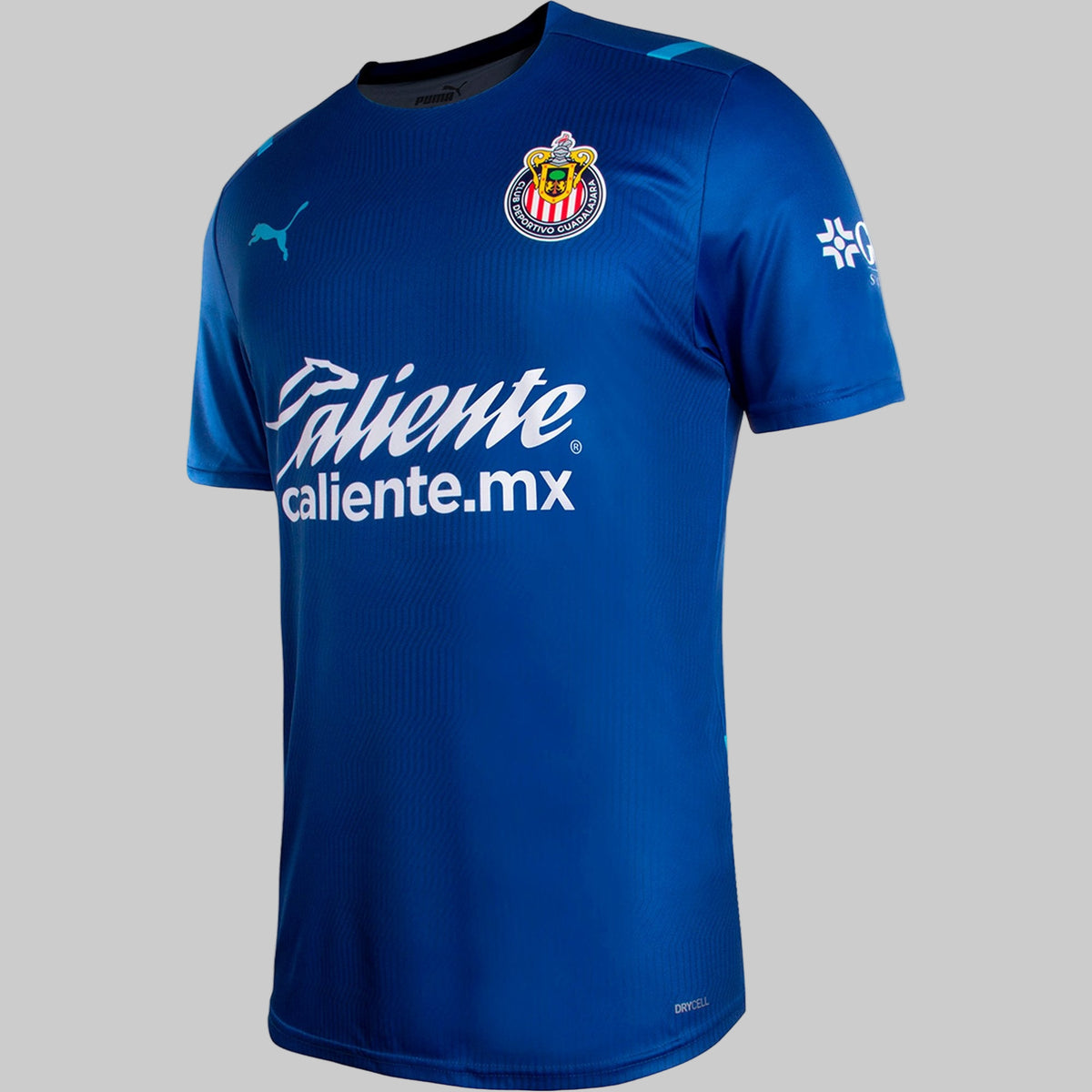 Vista frontal de estudio del jersey de entrenamiento Estadio Puma Chivas del Guadalajara 2021/22, código 657756 01, en Futbol90MX.