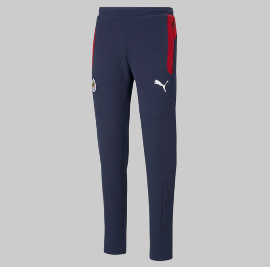 Vista frontal de estudio de los pants Puma Evostripe del Club Deportivo Guadalajara 2021, código 758762 01, en Futbol90MX