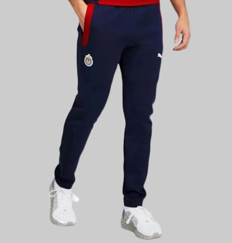 Vista frontal en modelo de los pants Puma Evostripe Chivas 2021, código 758762 01, mostrando el escudo del club y la silueta general en Futbol90MX