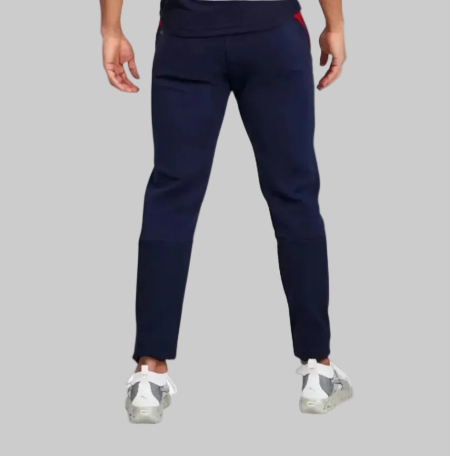 Vista posterior en modelo de los pants Puma Evostripe Chivas 2021, código 758762 01, mostrando el ajuste ergonómico en Futbol90MX