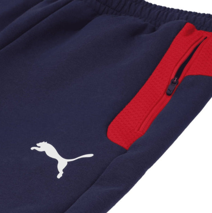 Primer plano del bolsillo lateral con cremallera y el logotipo Puma Cat blanco en los pants Puma Evostripe Chivas 2021, código 758762 01, en Futbol90MX