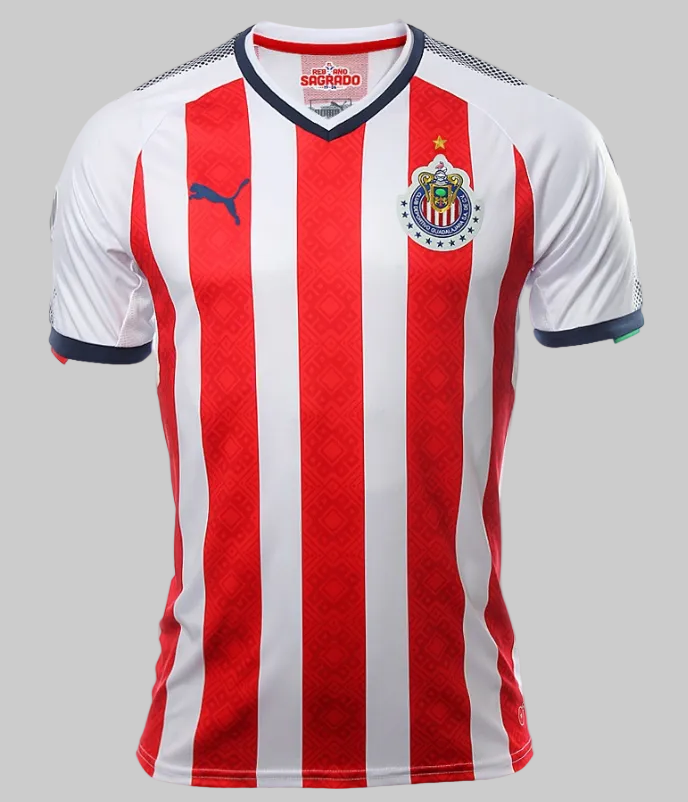 Detalle del patrón huichol sublimado en las franjas rojas del jersey de Chivas, diseño cultural icónico del ciclo 2017-2018 - Futbol90MX.