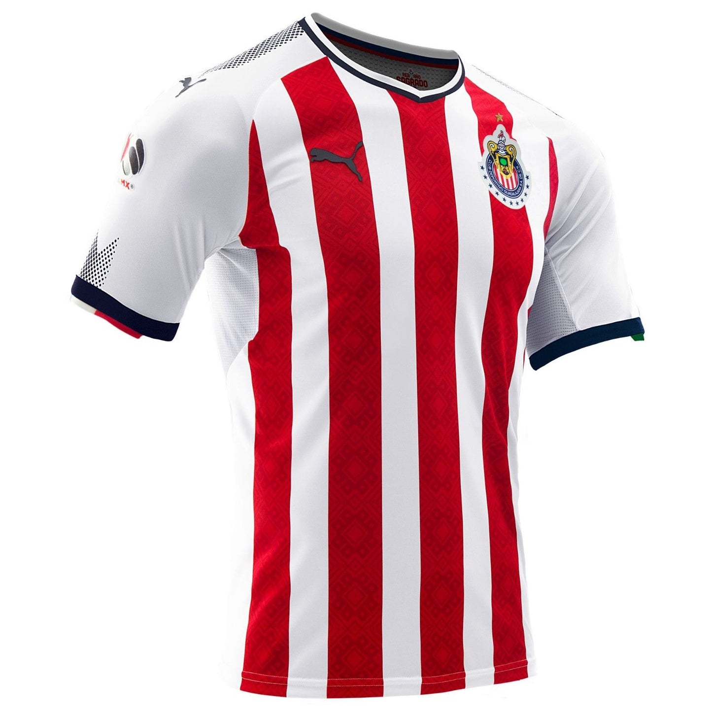 Paneles de ventilación y hombros reforzados en jersey versión jugador Chivas 17/18, ingeniería técnica de Puma para alto rendimiento - Futbol90MX Vault.