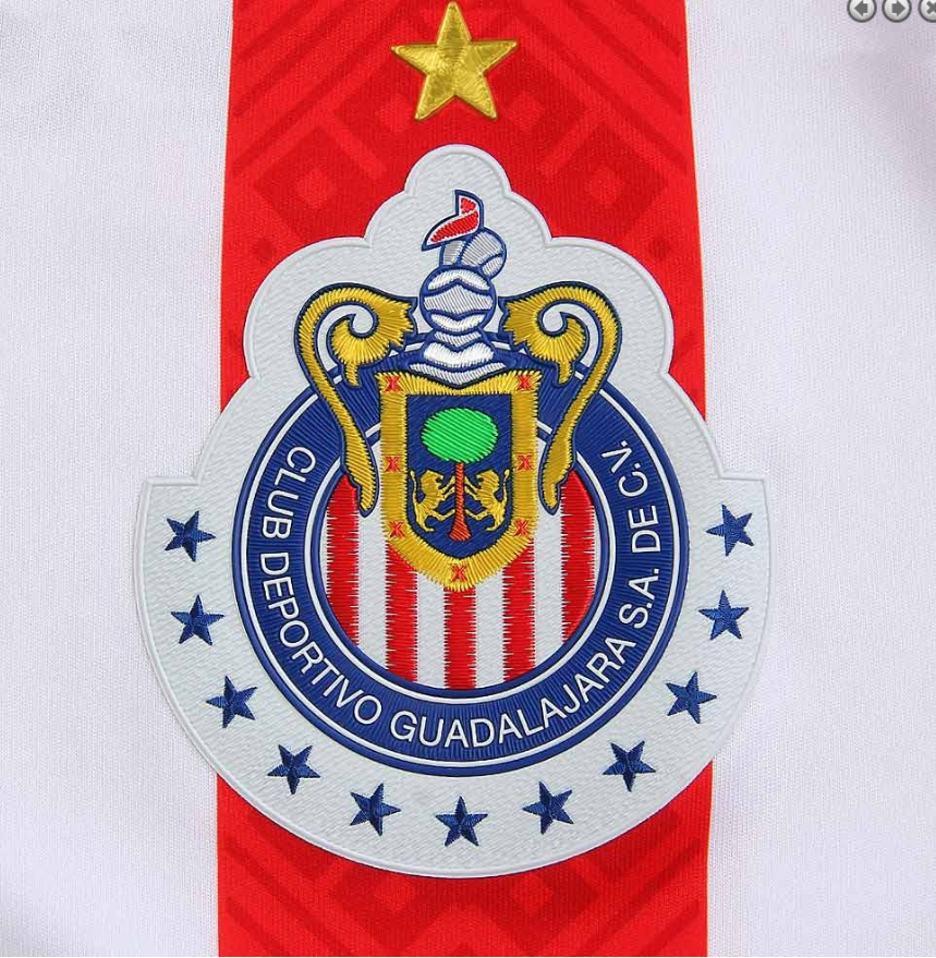 Escudo de Chivas de Guadalajara con estrella dorada, aplicación termosellada de alta densidad para jugadores, detalle de activo histórico - Futbol90MX.