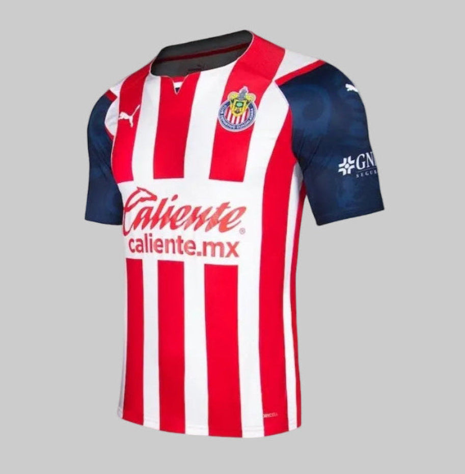 Jersey Puma Chivas de Guadalajara Local 2021/22 versión Authentic Match, diseño de franjas rojiblancas con mangas azul marino y tecnología DryCELL.
