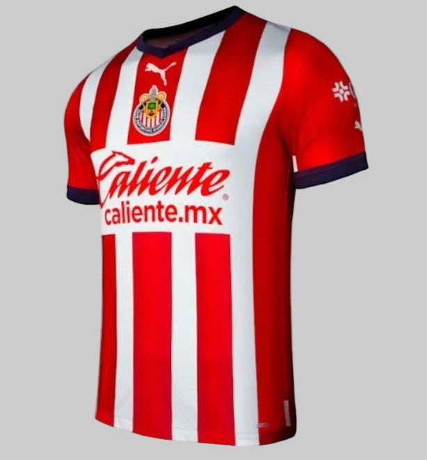 Jersey  Puma Chivas de Guadalajara Authentic Match Home 2022/23 (Ref. 705524 01), vista frontal con bastones rojiblancos y patrocinios en Futbol90MX