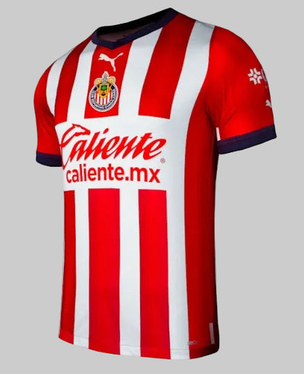 Vista frontal estudio de la camiseta Puma Chivas de Guadalajara Authentic Match Home 2022/23 (Ref. 705524 01) con patrocinio Caliente.mx en Futbol90MX