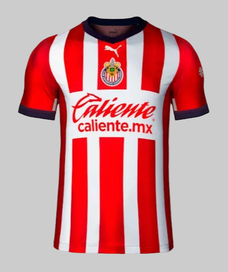Primer plano del patrocinador principal Caliente.mx sobre bastones blancos del Jersey Puma Chivas Authentic Match Local 2022/23 (Ref. 705524 01) stock  Futbol90MX