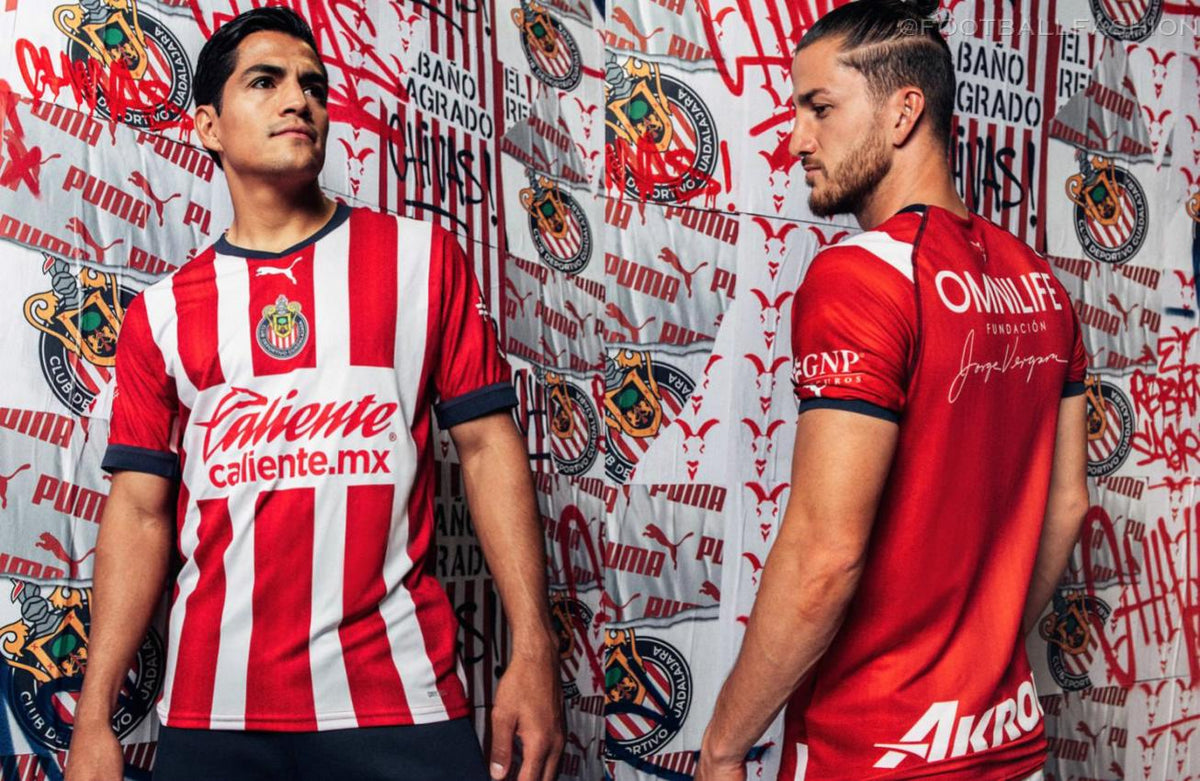 Campaña oficial de la camiseta Puma Chivas de Guadalajara Authentic Match Local 2022/23 (Ref. 705524 01) con vistas frontal y posterior en Futbol90MX