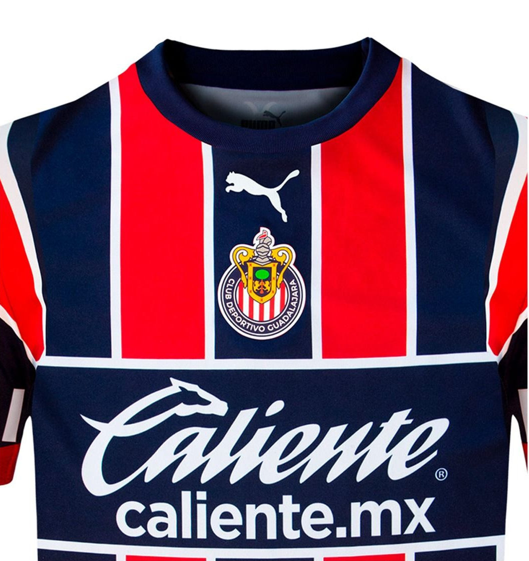 Detalle del logotipo Puma en el pecho y cuello redondo en contraste de la camiseta Chivas Authentic Match Third 2023 (Ref. 705578 01) stock Futbol90MX