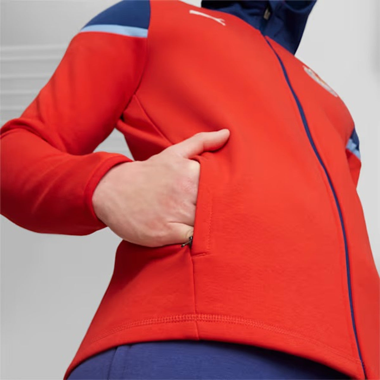 PUMA CHIVAS DE GUADALAJARA CASUALS CHAMARRA CON GORRA 2023/24 3