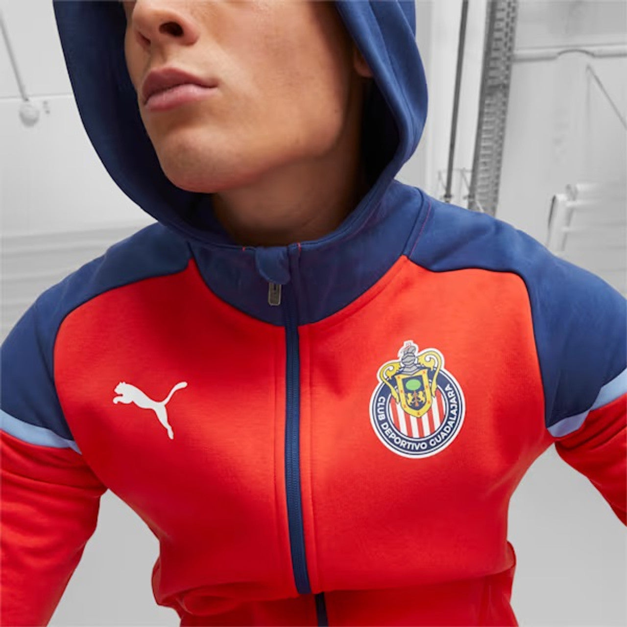 PUMA CHIVAS DE GUADALAJARA CASUALS CHAMARRA CON GORRA 2023/24 4