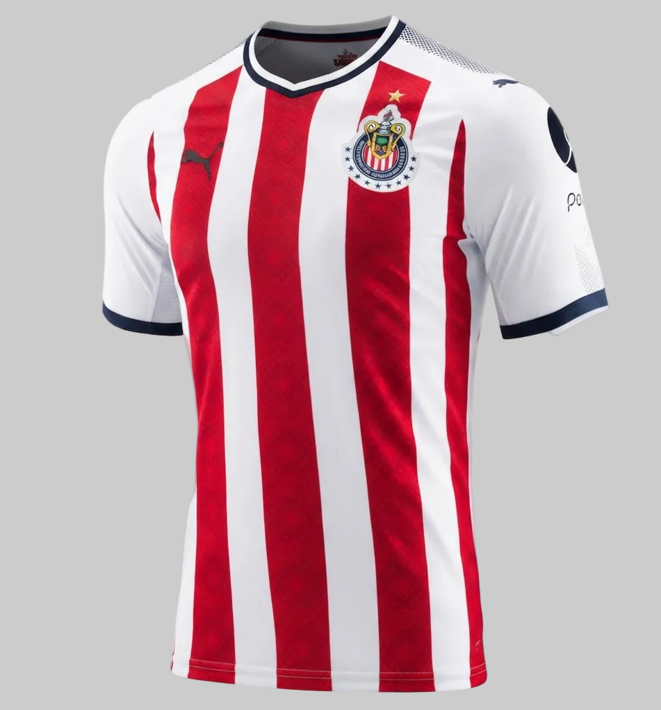 Vista frontal del jersey de local Puma de las Chivas de Guadalajara 2017/18 (código 752779-01) con sus tradicionales rayas verticales rojas y blancas, detalles en azul marino y el escudo bordado del club, disponible en Futbol90MX