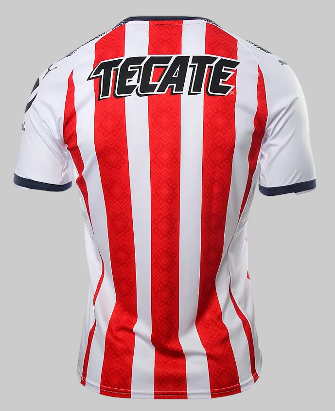 Vista posterior del jersey de local Puma de Chivas de Guadalajara 2017/18, mostrando la espalda limpia en diseño rojiblanco con los estándares institucionales de la temporada, stock Futbol90MX