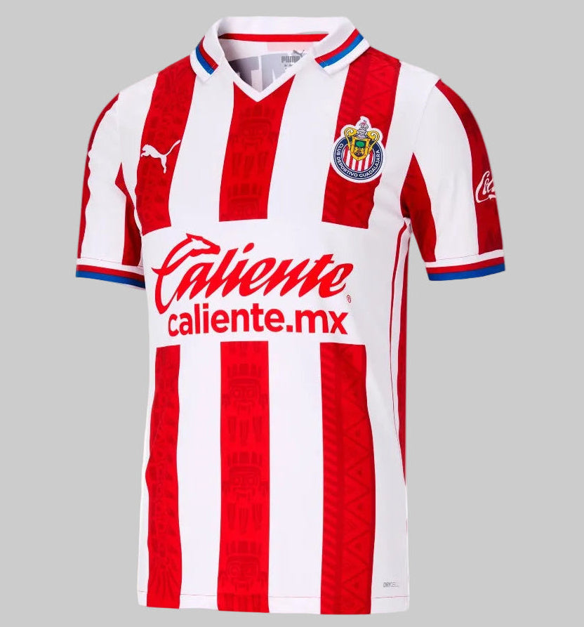 Vista frontal completa del jersey de local Puma de las Chivas de Guadalajara 2020/21 (código 763048-01) sobre fondo blanco, mostrando el escudo del club y los patrocinadores, disponible en Futbol90MX