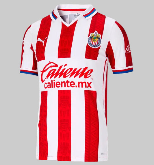 Vista frontal completa del jersey de local Puma de las Chivas de Guadalajara 2020/21 (código 763048-01) sobre fondo blanco, mostrando el escudo del club y los patrocinadores, disponible en Futbol90MX