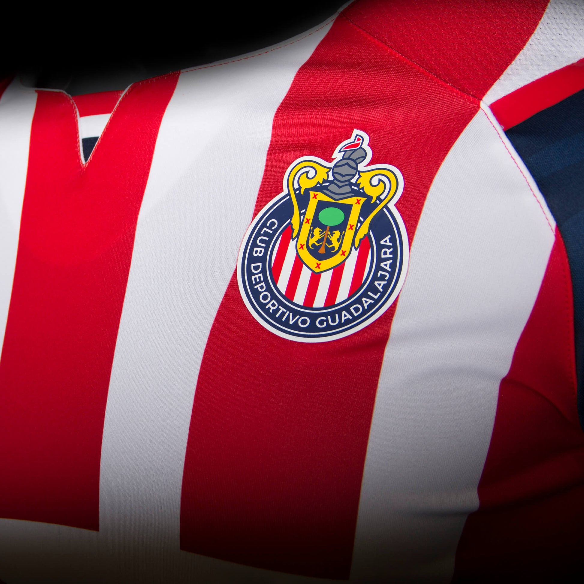Escudo de las Chivas y logotipo de Puma termotransferidos en vinil ligero, detalle exclusivo de la versión de jugador Authentic 2021/22.