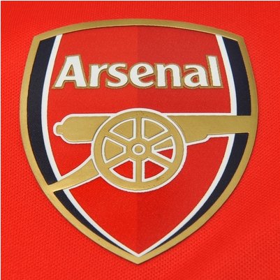 Acercamiento al escudo termo aplicado en el Jersey de Bergkamp de Arsenal Local Manga Larga 2014 15, stock Futbol90MX