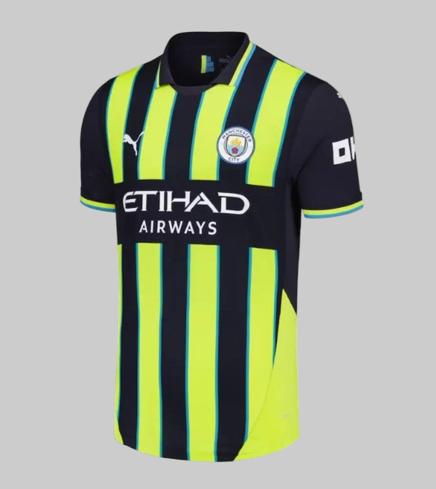 Detalle del escudo, el logotipo de PUMA y el parche dorado FIFA World Champions 2023 en el jersey PUMA Erling Haaland Manchester City 2024/25 (Ref. 775085 02) en Futbol90MX